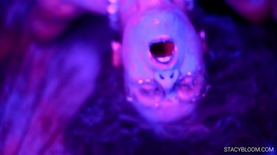 Copila se masturbează în fața camerei și se aduce la orgasm.