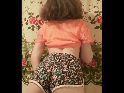❤️ Tânără sexy care se dezbracă de pantaloni scurți în fața camerei de filmat ❤  at us ro.np64.ru ❌❤